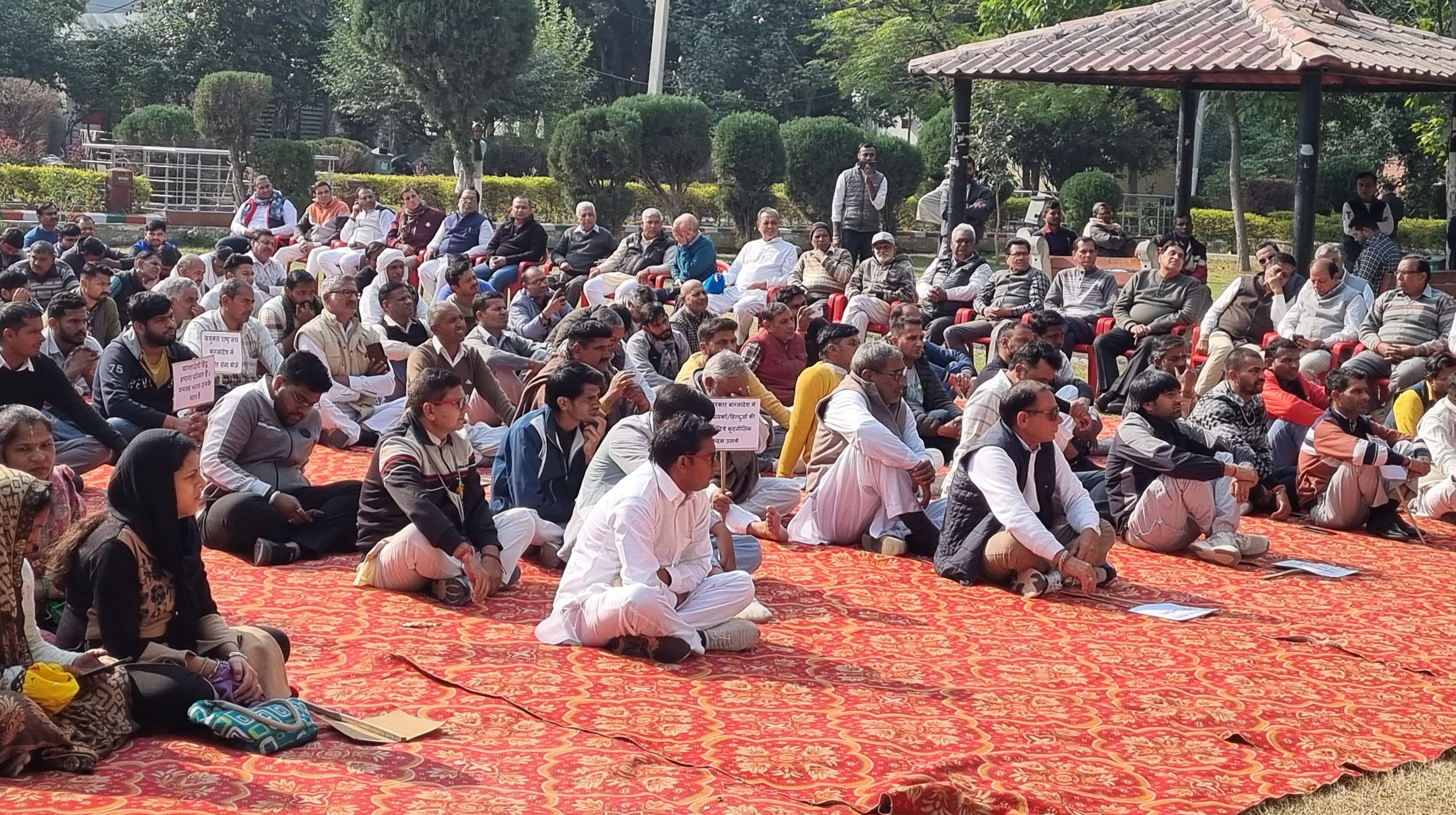 रोष प्रदर्शन में हिस्सा लेने के लिए पार्क में जमा हुए हिंदू संगठनों के कार्यकर्ता रोष प्रदर्शन में हिस्सा लेने के लिए पार्क में जमा हुए हिंदू संगठनों के कार्यकर्ता