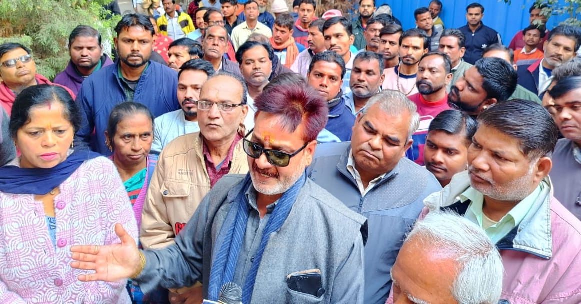 प्रदर्शन करते लघु व्यापारी प्रदर्शन करते लघु व्यापारी