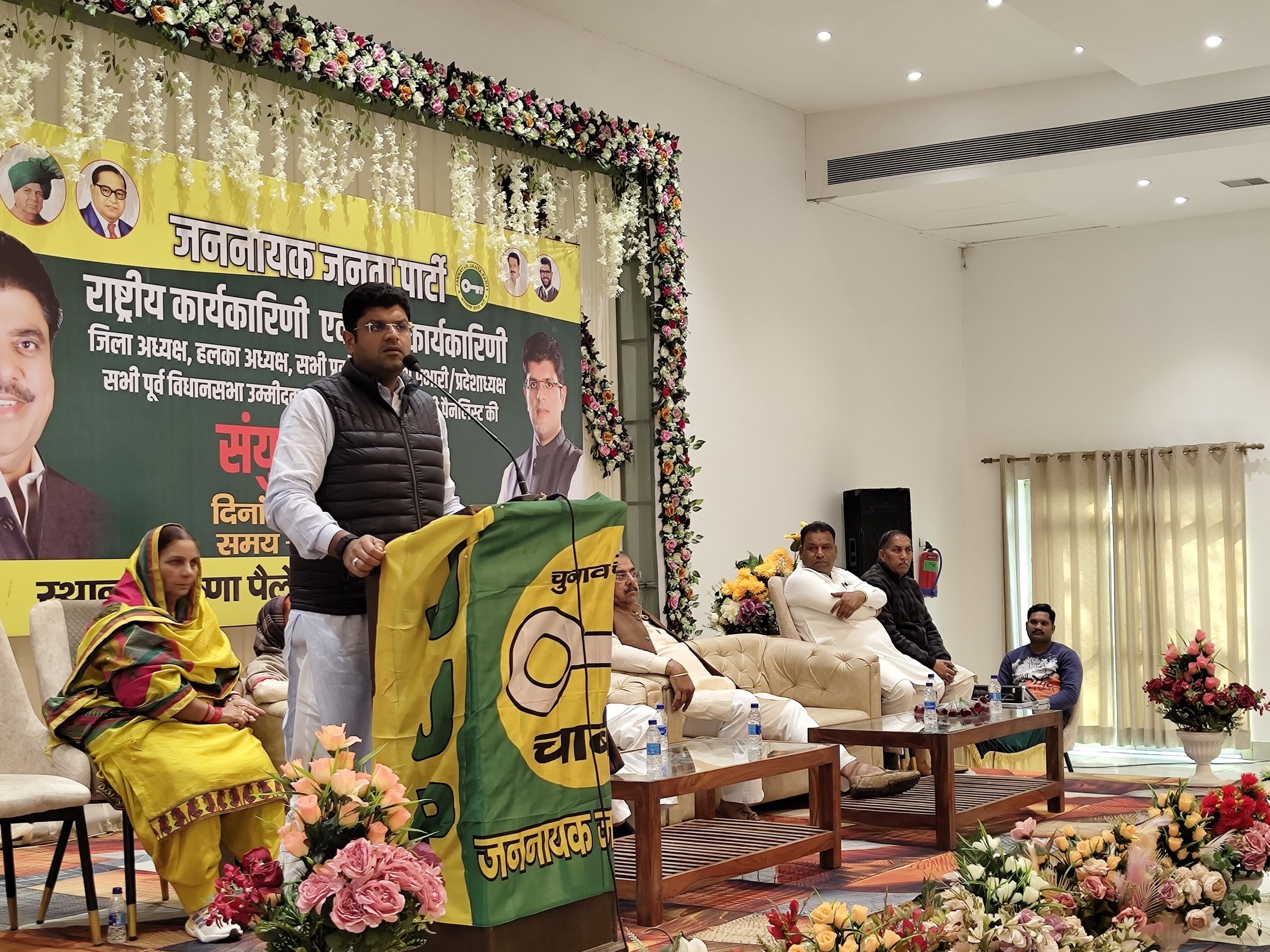 बैठक को संबोधित करते हुए पूर्व उपमुख्यमंत्री दुष्यंत चौटाला। बैठक को संबोधित करते हुए पूर्व उपमुख्यमंत्री दुष्यंत चौटाला।