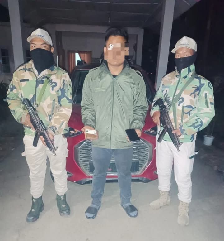 इंफाल पश्चिम जिले से गिरफ्तार आरपीएफ/पीएलए संगठन के कैडर की तस्वीर। इंफाल पश्चिम जिले से गिरफ्तार आरपीएफ/पीएलए संगठन के कैडर की तस्वीर।