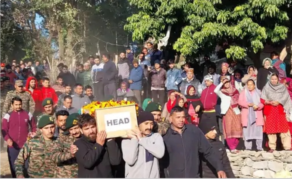 पार्थिव देह को अंतिम संस्कार को ले जाते हुए। पार्थिव देह को अंतिम संस्कार को ले जाते हुए।