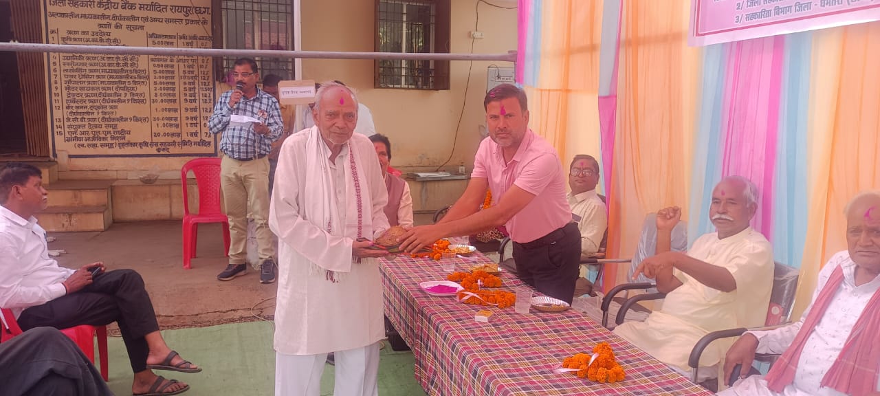 कार्यक्रम को संबोधित करते हुए अतिथि। कार्यक्रम को संबोधित करते हुए अतिथि।