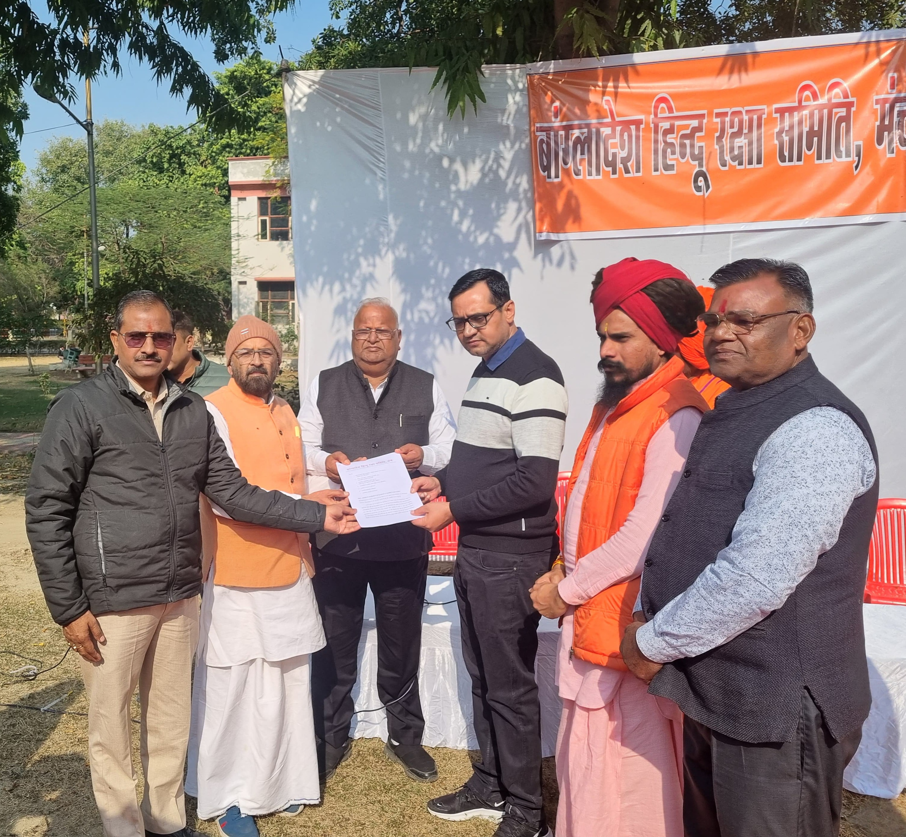 एसडीएम को ज्ञापन देते हिंदू संगठनों के प्रतिनिधि