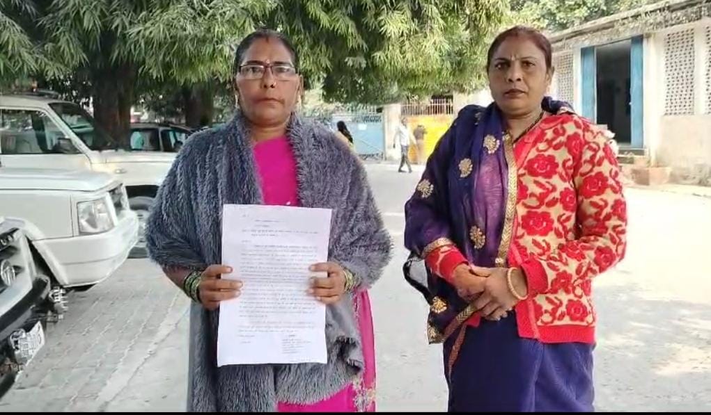 जिलाधिकारी से करने कलक्ट्रेट पहुँची पीड़ित महिला जिलाधिकारी से करने कलक्ट्रेट पहुँची पीड़ित महिला