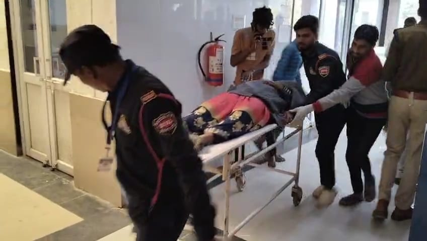 मजदूरों को ले जा रहा पिकअप पलटा, 20 घायल मजदूरों को ले जा रहा पिकअप पलटा, 20 घायल