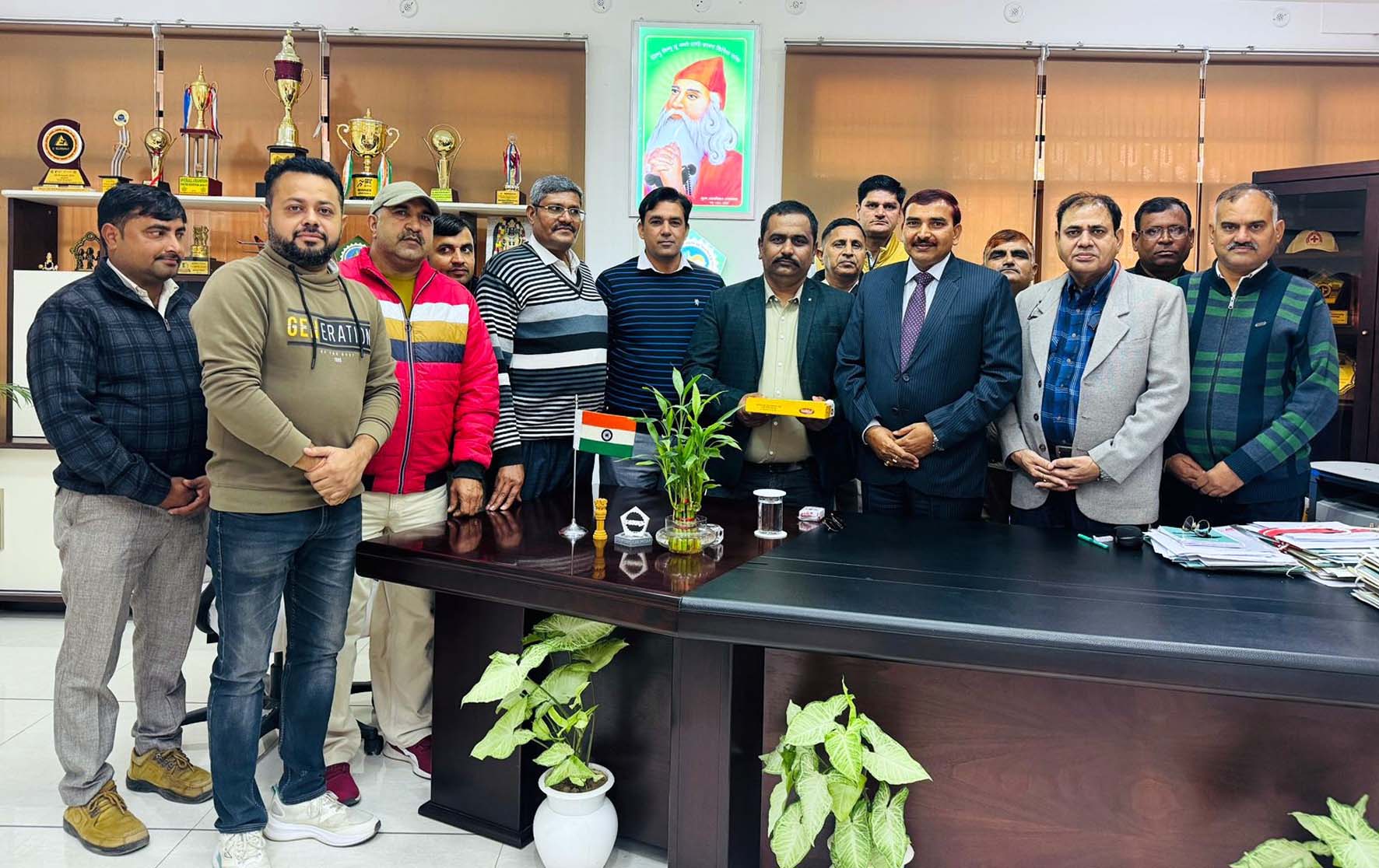 कुलपति प्रो. नरसी राम बिश्नोई का आभार जताते पदोन्नत कर्मचारी। कुलपति प्रो. नरसी राम बिश्नोई का आभार जताते पदोन्नत कर्मचारी।
