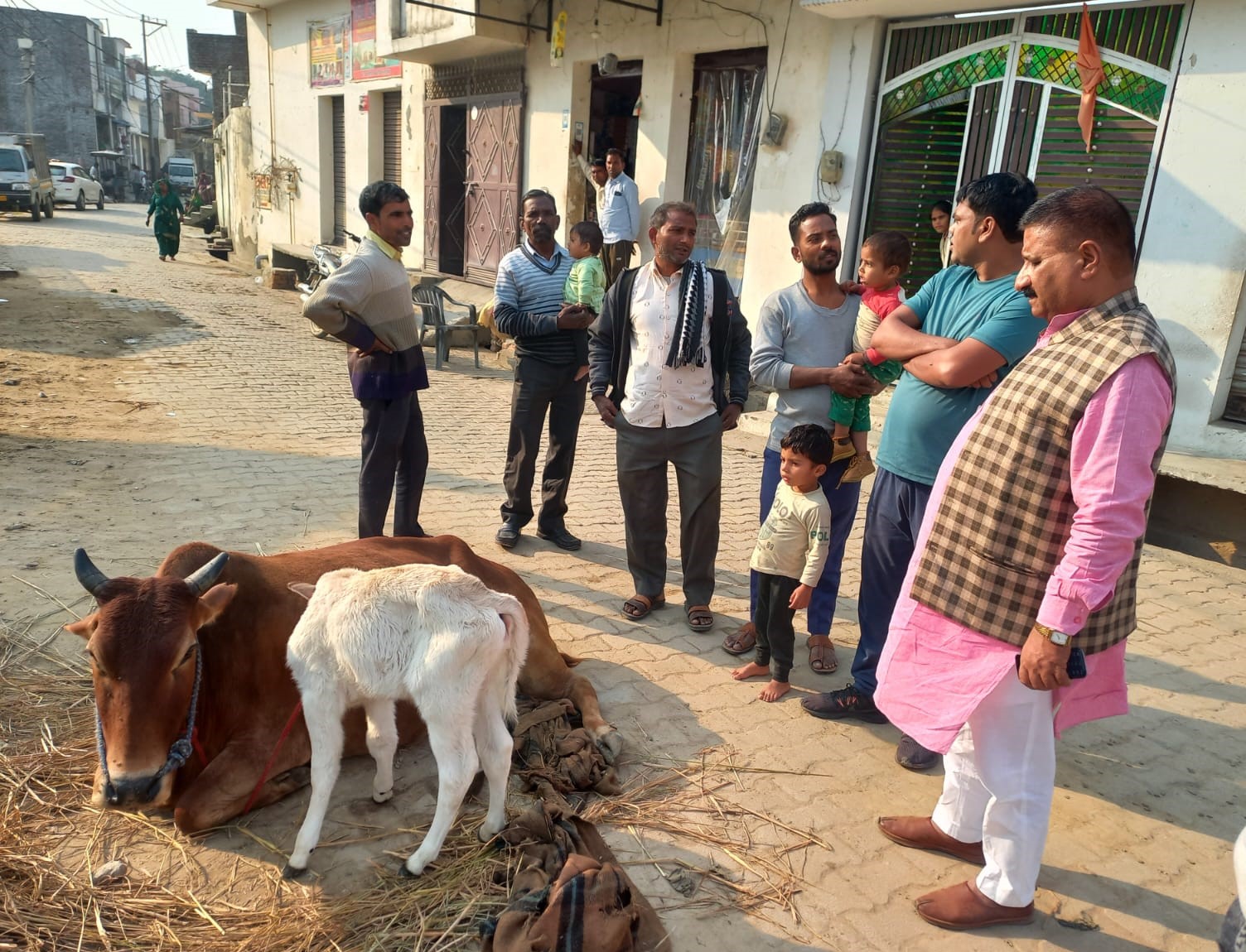 थाना पाकबड़ा क्षेत्र में कई दिनों से अस्वस्थ लाचार अवस्था में पड़ी गौमाता व उसके बछड़े को देखते उप्र गौसेवा आयोग के सदस्य दीपक गोयल थाना पाकबड़ा क्षेत्र में कई दिनों से अस्वस्थ लाचार अवस्था में पड़ी गौमाता व उसके बछड़े को देखते उप्र गौसेवा आयोग के सदस्य दीपक गोयल