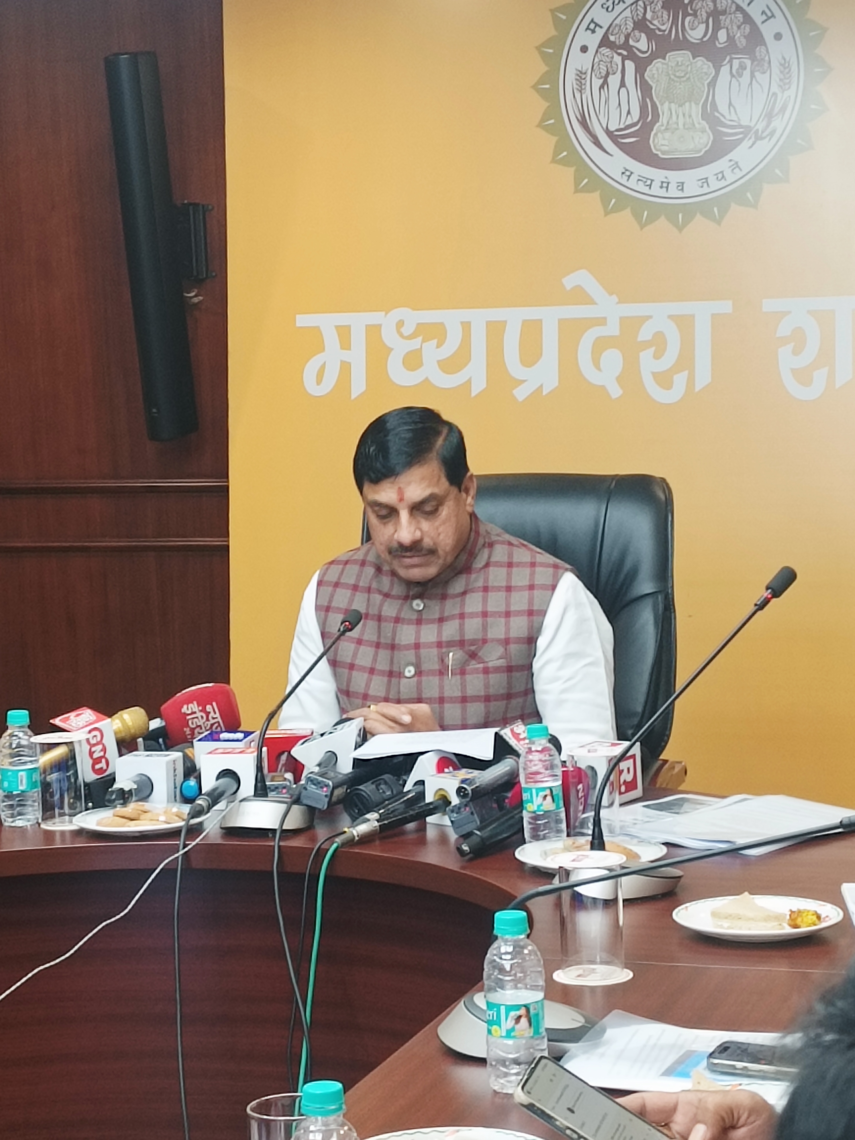 मध्यप्रदेश के मुख्यमंत्री मोहन यादव प्रेस वार्ता को संबोधित करते हुए मध्यप्रदेश के मुख्यमंत्री मोहन यादव प्रेस वार्ता को संबोधित करते हुए