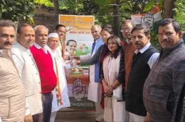सोनिया गांधी का जन्मदिन मनाते कांग्रेस कार्यकर्ता। सोनिया गांधी का जन्मदिन मनाते कांग्रेस कार्यकर्ता।