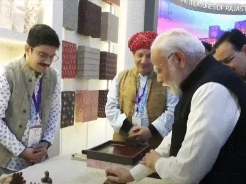 प्रदर्शनी में कपड़ों पर हैंड प्रिंटिंग करते पीएम। प्रदर्शनी में कपड़ों पर हैंड प्रिंटिंग करते पीएम।