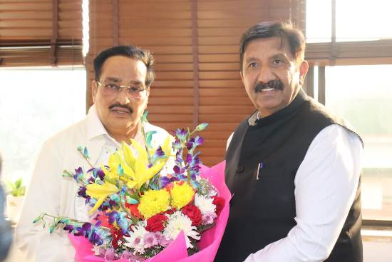 केंद्रीय जल शक्ति मंत्री सीआर पाटिल से मुलाकात करते उप-मुख्यमंत्री मुकेश अग्निहोत्री केंद्रीय जल शक्ति मंत्री सीआर पाटिल से मुलाकात करते उप-मुख्यमंत्री मुकेश अग्निहोत्री