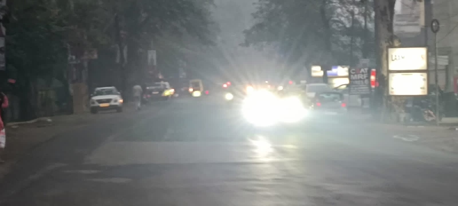 कोहरे में लिपटा शहर