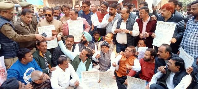 आरटीओ आफिस के बाहर विरोध करते ट्रांसपोर्टर आरटीओ आफिस के बाहर विरोध करते ट्रांसपोर्टर