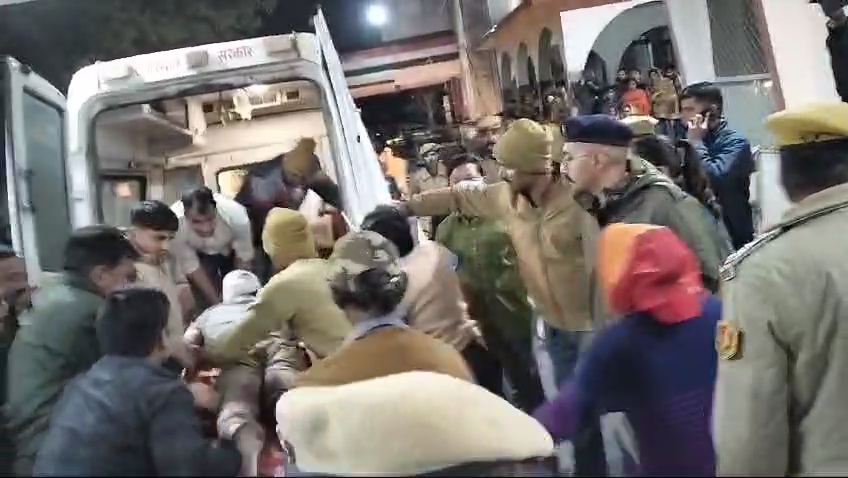 चित्तौड़गढ़ जिले के बेगूं में गोली लगने से घायल कांस्टेबल को जिला चिकित्सालय में कराया भर्ती। चित्तौड़गढ़ जिले के बेगूं में गोली लगने से घायल कांस्टेबल को जिला चिकित्सालय में कराया भर्ती।