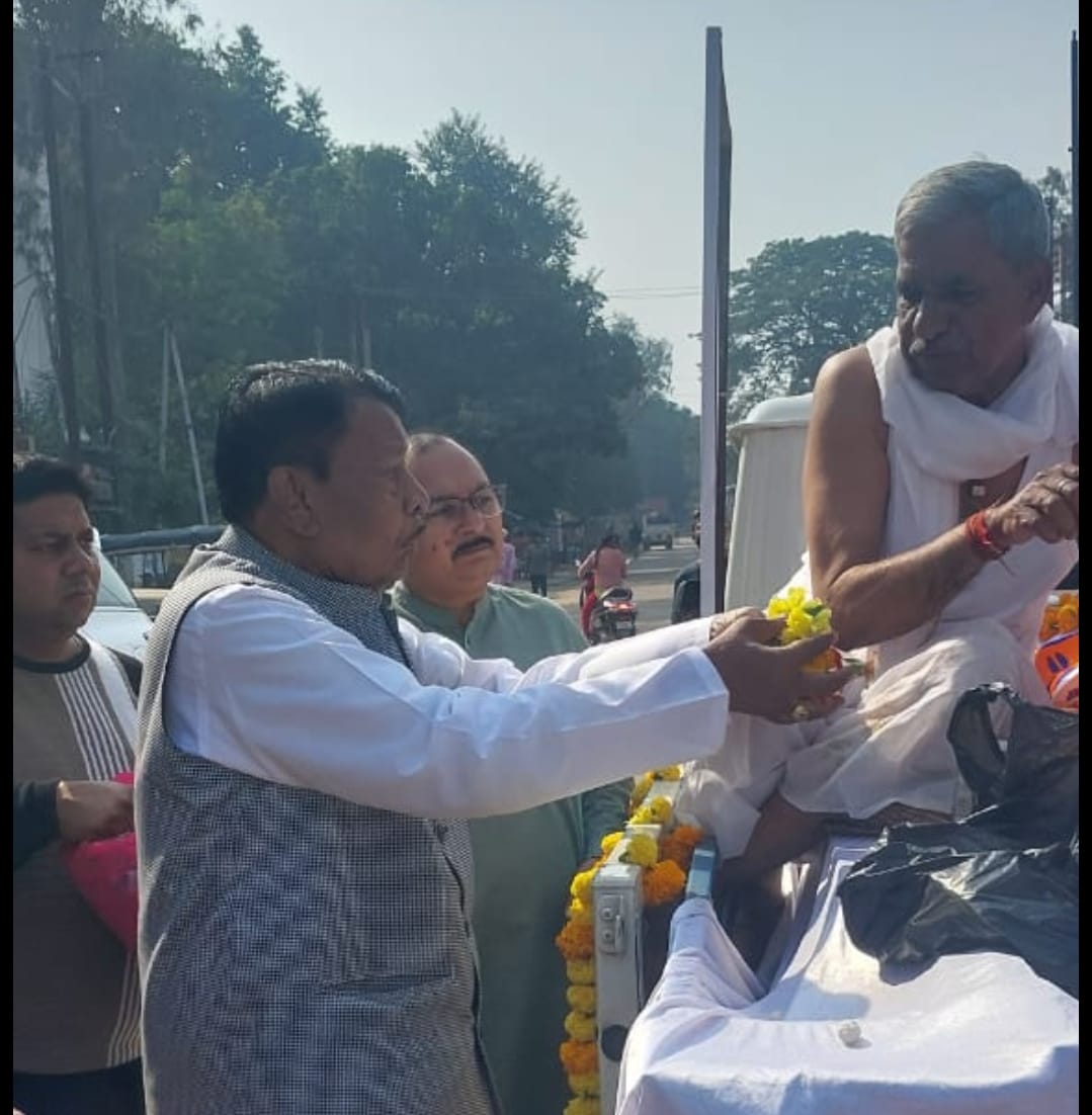 पूर्व मंत्री व अनूपपुर विधायक बिसाहूलाल सिंह भावभीनी श्रद्धांजलि देते पूर्व मंत्री व अनूपपुर विधायक बिसाहूलाल सिंह भावभीनी श्रद्धांजलि देते