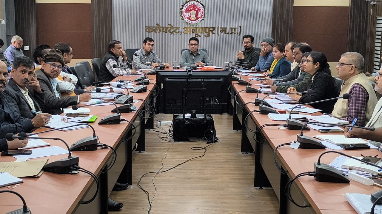 बैठक में कलेक्टर बैठक में कलेक्टर