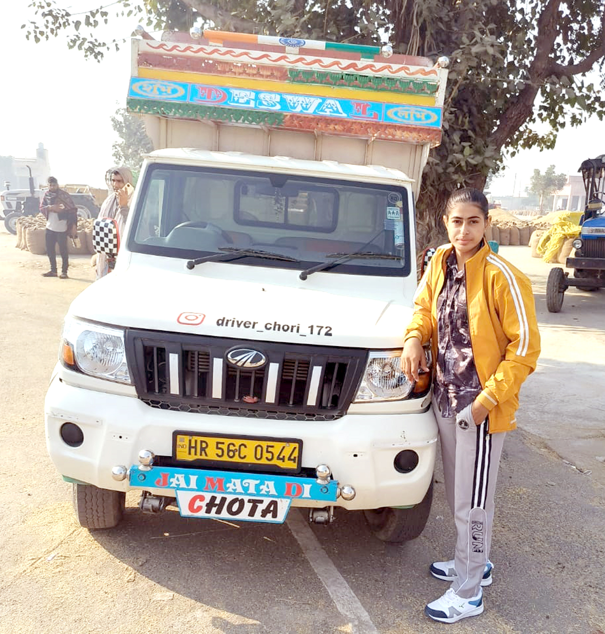 अपनी पिकअप गाड़ी के साथ गांव हाडवा की निशा। अपनी पिकअप गाड़ी के साथ गांव हाडवा की निशा।