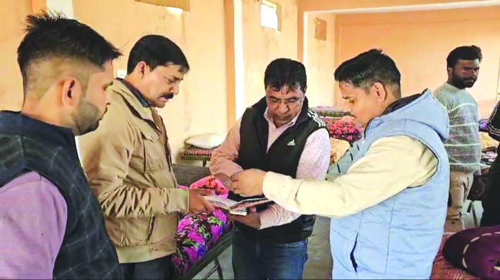 निरीक्षण करते हुए निरीक्षण करते हुए