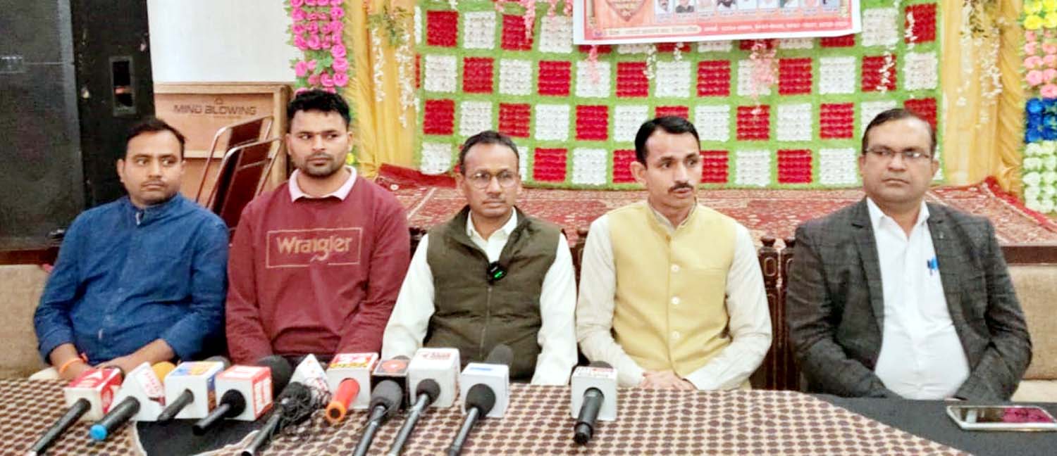 पत्रकारों से बातचीत करते हुए राजेंद्र गुप्ता। पत्रकारों से बातचीत करते हुए राजेंद्र गुप्ता।
