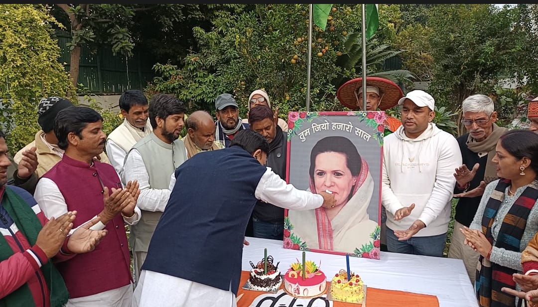 कार्यक्रम में शामिल कांग्रेस कार्यकर्ता कार्यक्रम में शामिल कांग्रेस कार्यकर्ता