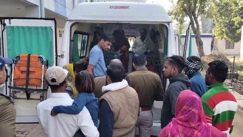 जबलपुर : मजदूरों को ले जा रहा पिकअप पलटा, 20 घायल जबलपुर : मजदूरों को ले जा रहा पिकअप पलटा, 20 घायल