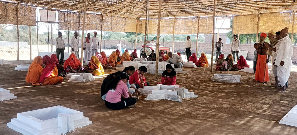 देशी गोबर व डोल जल से, गीतों की स्वर लहरियों के साथ महिलाओं ने मण्डप लीपा और मांगलिक चित्र उकेरे देशी गोबर व डोल जल से, गीतों की स्वर लहरियों के साथ महिलाओं ने मण्डप लीपा और मांगलिक चित्र उकेरे