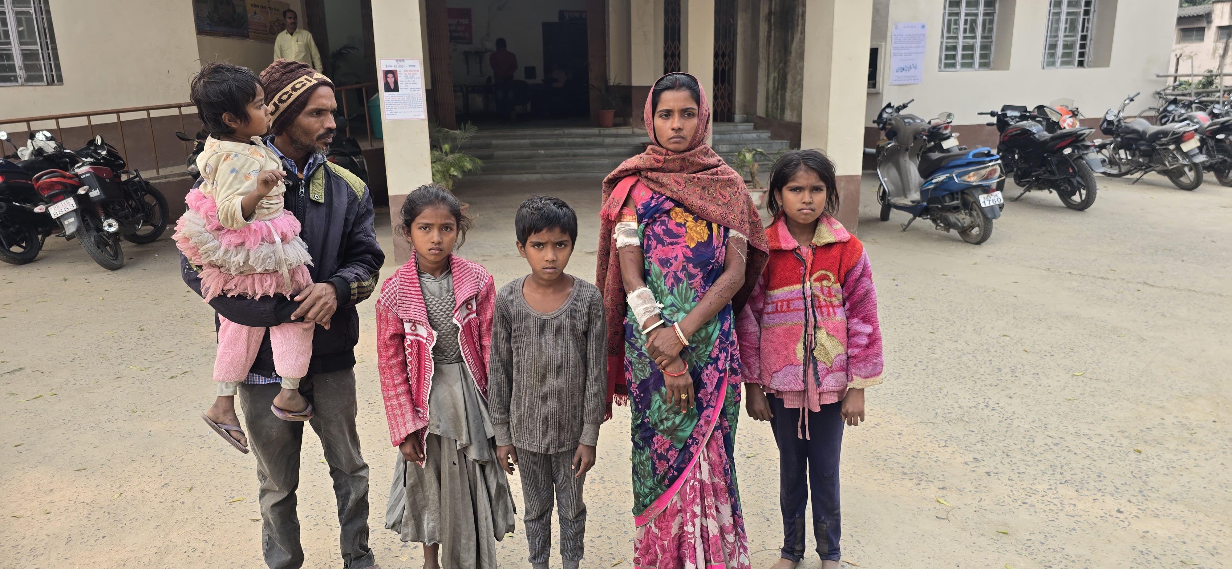 अररिया फोटो:नगर थाना में पीड़ित पहला परिवार के साथ