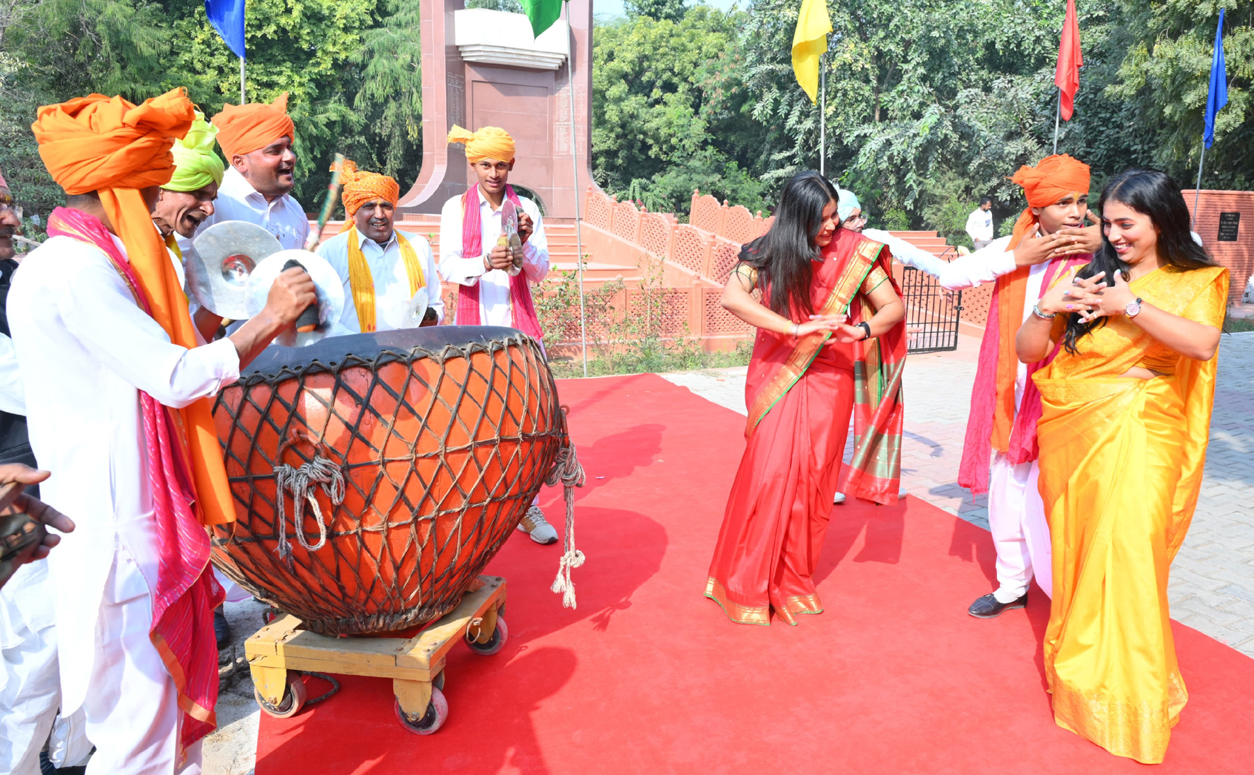 फोटो नंबर-03: गुरुग्राम के सिविल लाइन स्थित अंतर्राष्ट्रीय गीता महोत्सव में नगाड़ों पर डांस करती महिलाएं।