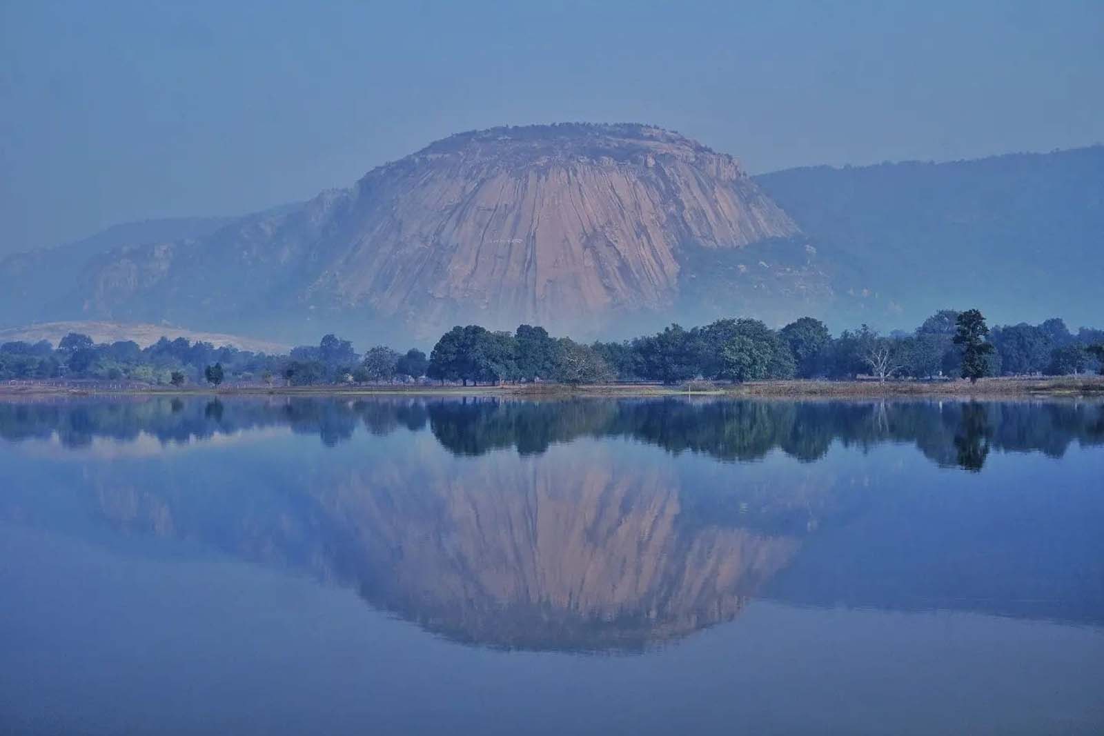 जशपुर का मधेश्वर पहाड़ सबसे बड़ा शिवलिंग जशपुर का मधेश्वर पहाड़ सबसे बड़ा शिवलिंग