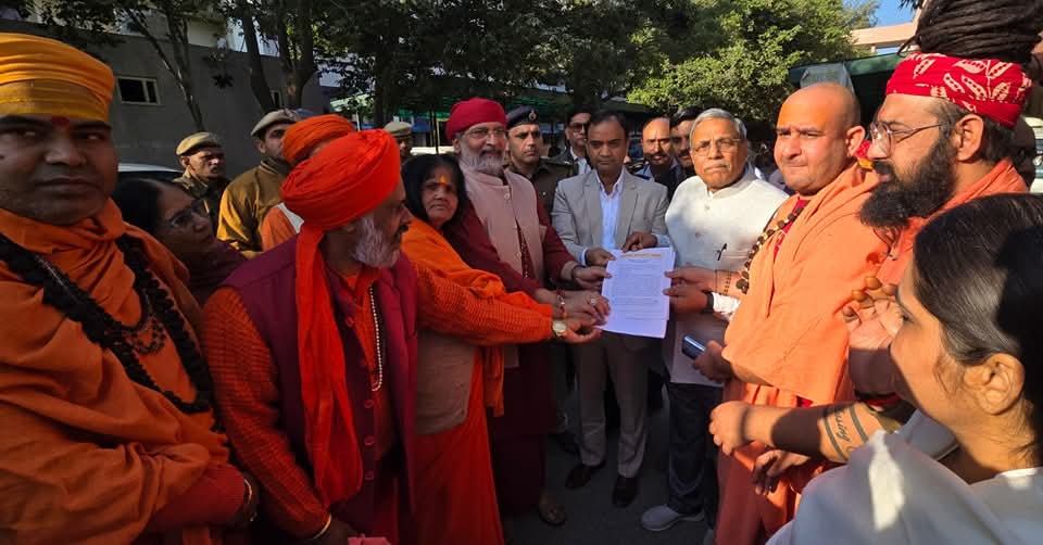 10आरटीके1 : बांगलादेश में हिन्दु अल्पसंख्यकों पर हो रहे हमलों के विरोध में शहर में प्रदर्शन कर उपायुक्त को राष्ट्रपति के नाम ज्ञापन सौंपते धार्मिक व सामाजिक संगठनों के पदाधिकारी -------------- 10आरटीके1 : बांगलादेश में हिन्दु अल्पसंख्यकों पर हो रहे हमलों के विरोध में शहर में प्रदर्शन कर उपायुक्त को राष्ट्रपति के नाम ज्ञापन सौंपते धार्मिक व सामाजिक संगठनों के पदाधिकारी --------------