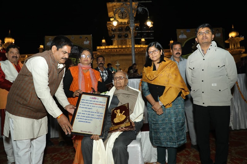 सांगीतिक विभूतियों व संस्थाओं का हुआ सम्मान सांगीतिक विभूतियों व संस्थाओं का हुआ सम्मान