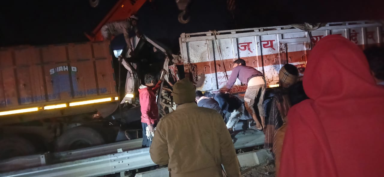 खड़े ट्रेलर में घुसा ट्रोलाः चालक की मौत, खलासी घायल खड़े ट्रेलर में घुसा ट्रोलाः चालक की मौत, खलासी घायल