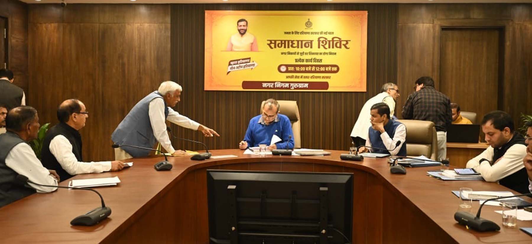 फोटो नंबर-05: गुरुग्राम नगर निगम में समाधान शिविर में शिकायतें सुुनते निगमायुक्त। फोटो नंबर-05: गुरुग्राम नगर निगम में समाधान शिविर में शिकायतें सुुनते निगमायुक्त।