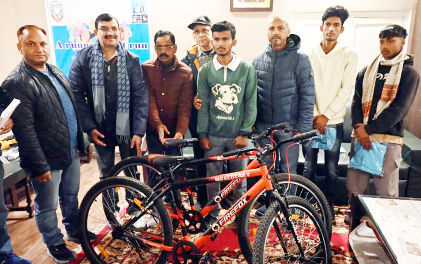 साइकिल भेंट करते रन टु लिव संस्था के सदस्य। साइकिल भेंट करते रन टु लिव संस्था के सदस्य।