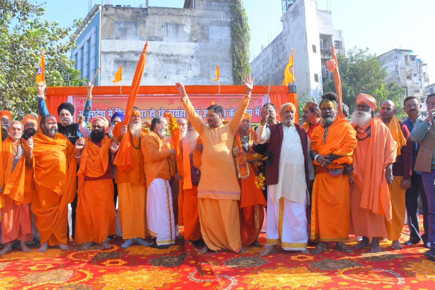 बांग्लादेश के हिंदुओं पर हो रहे अत्याचार का विरोध करते संतजन बांग्लादेश के हिंदुओं पर हो रहे अत्याचार का विरोध करते संतजन