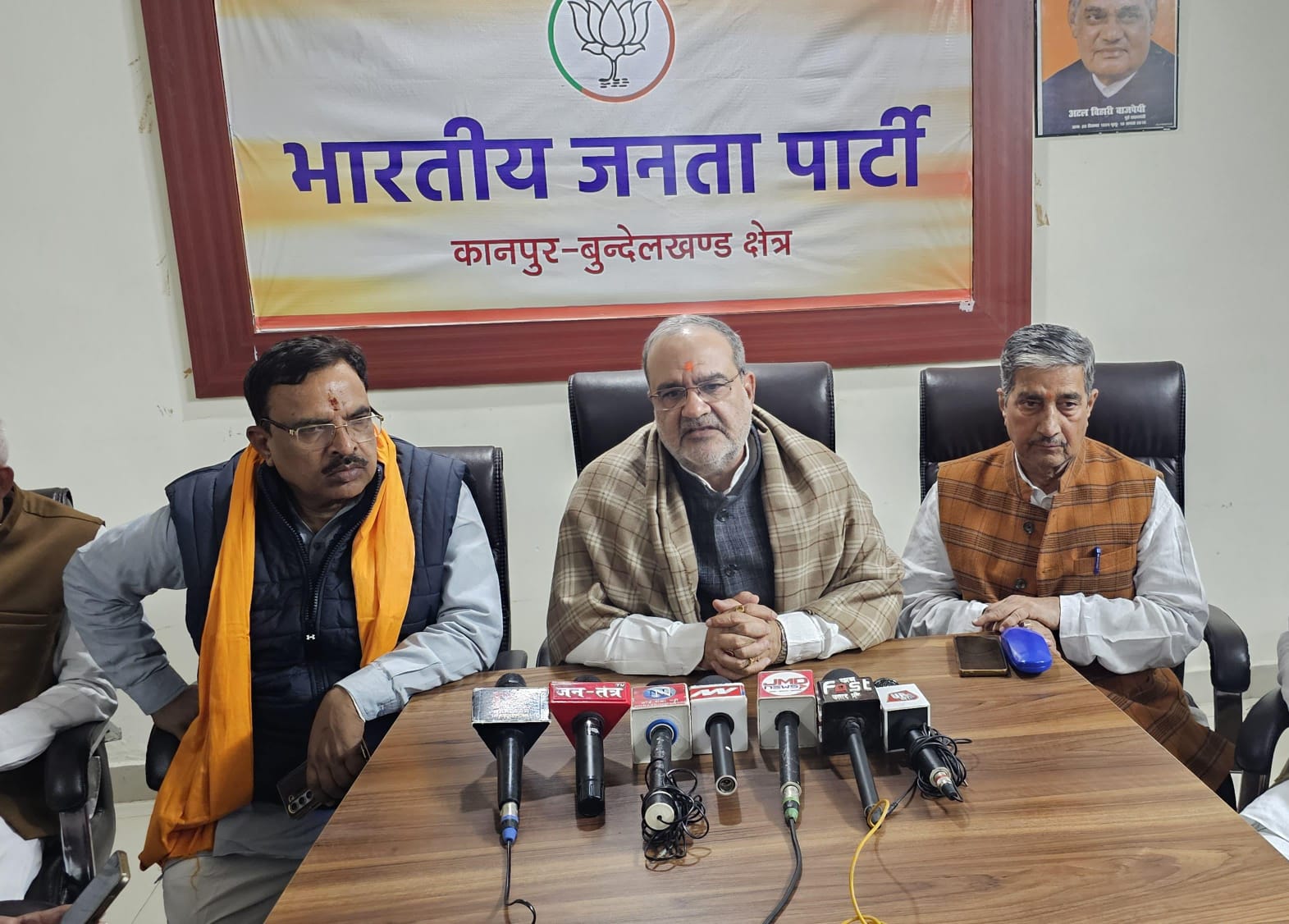 प्रेस वार्ता करते भाजपा प्रदेश अध्यक्ष प्रेस वार्ता करते भाजपा प्रदेश अध्यक्ष
