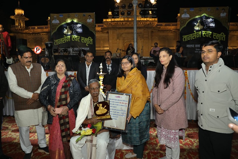 सांगीतिक विभूतियों व संस्थाओं का हुआ सम्मान सांगीतिक विभूतियों व संस्थाओं का हुआ सम्मान