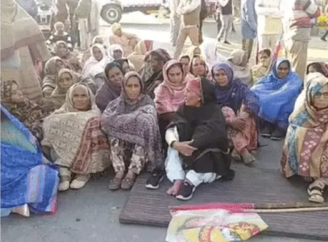 किसान की मौत के बाद सड़क पर जाम लगाते हुए परिजन किसान की मौत के बाद सड़क पर जाम लगाते हुए परिजन