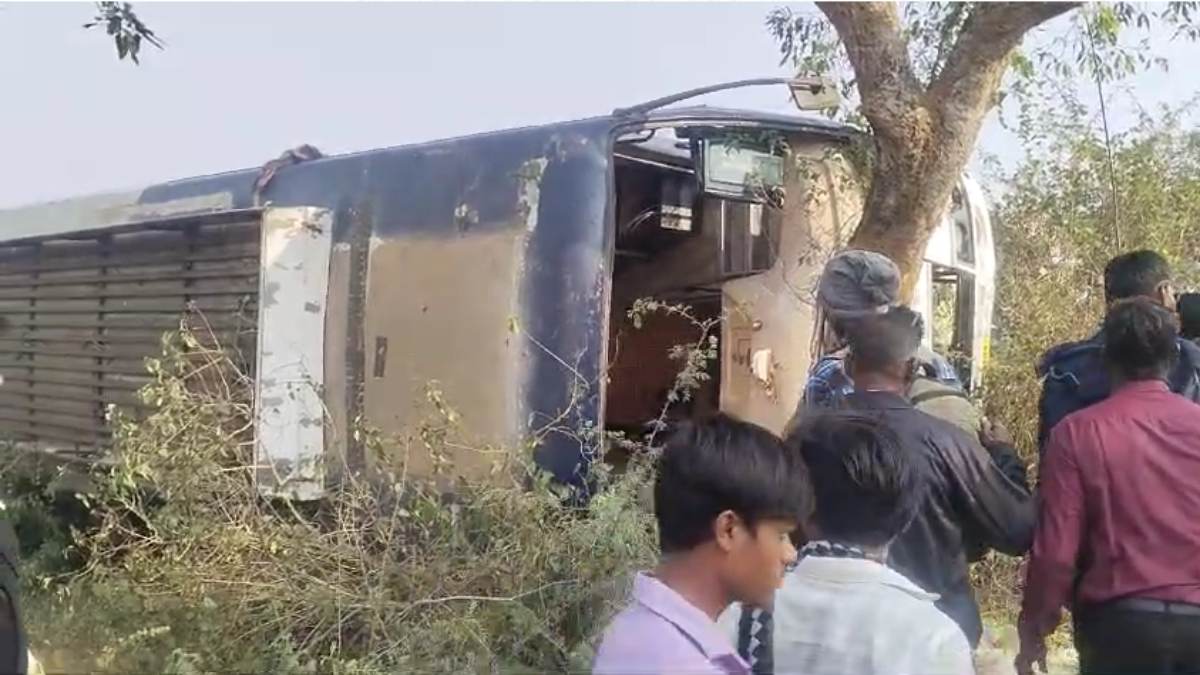 महिंद्रा ट्रेवल्स की बस पलटी महिंद्रा ट्रेवल्स की बस पलटी