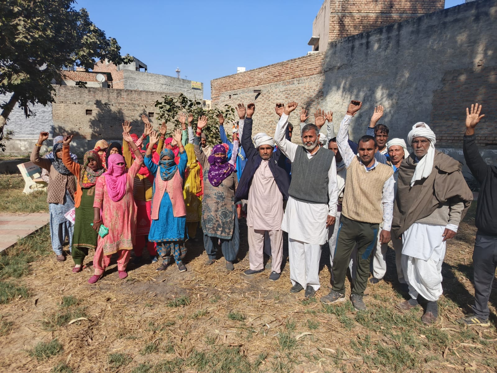 बीडीपीओ कार्यालय में नारेबाजी करते हुए मनरेगा के मजदूर। बीडीपीओ कार्यालय में नारेबाजी करते हुए मनरेगा के मजदूर।