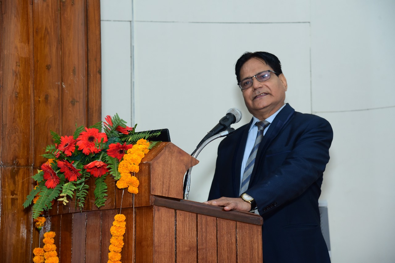 बोलते हुए अतिथि। बोलते हुए अतिथि।
