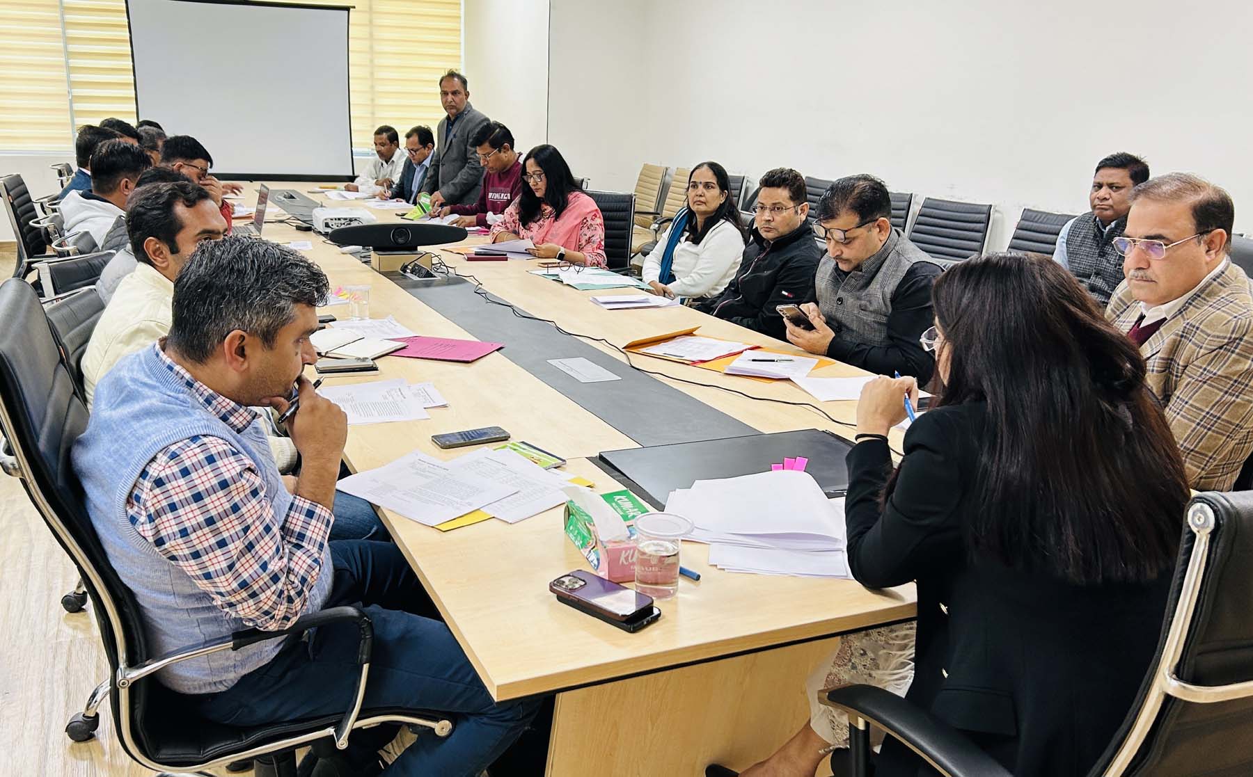 फोटो नंबर-06: नगर निगम मानेसर में अधिकारियों की बैठक लेती निगमायुक्त रेनू सोगन। फोटो नंबर-06: नगर निगम मानेसर में अधिकारियों की बैठक लेती निगमायुक्त रेनू सोगन।