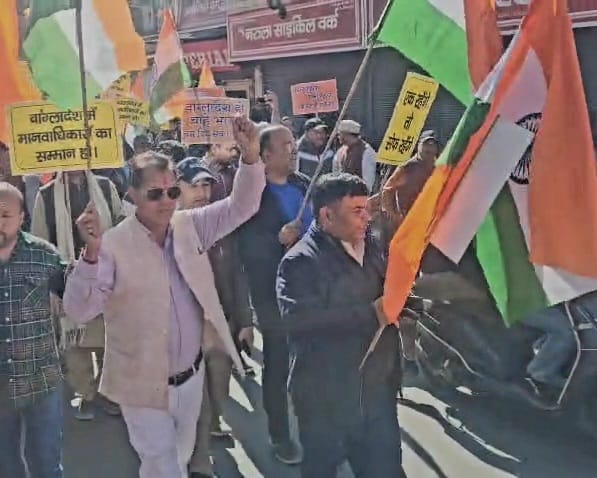 आक्राेश रैली निकालते हुए। आक्राेश रैली निकालते हुए।