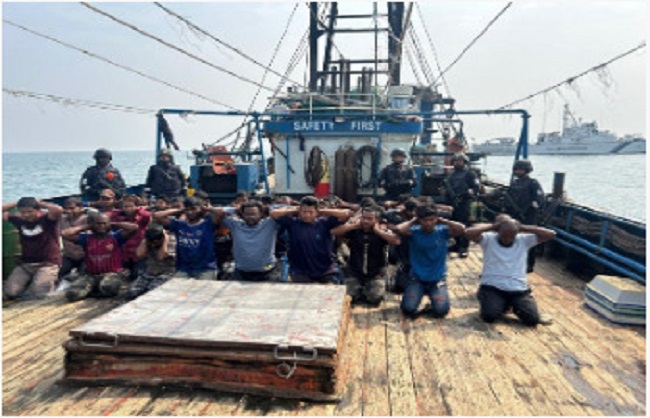 आईसीजी ने भारतीय जल क्षेत्र में 78 मछुआरों के साथ दो बांग्लादेशी ट्रॉलरों को पकड़ा आईसीजी ने भारतीय जल क्षेत्र में 78 मछुआरों के साथ दो बांग्लादेशी ट्रॉलरों को पकड़ा
