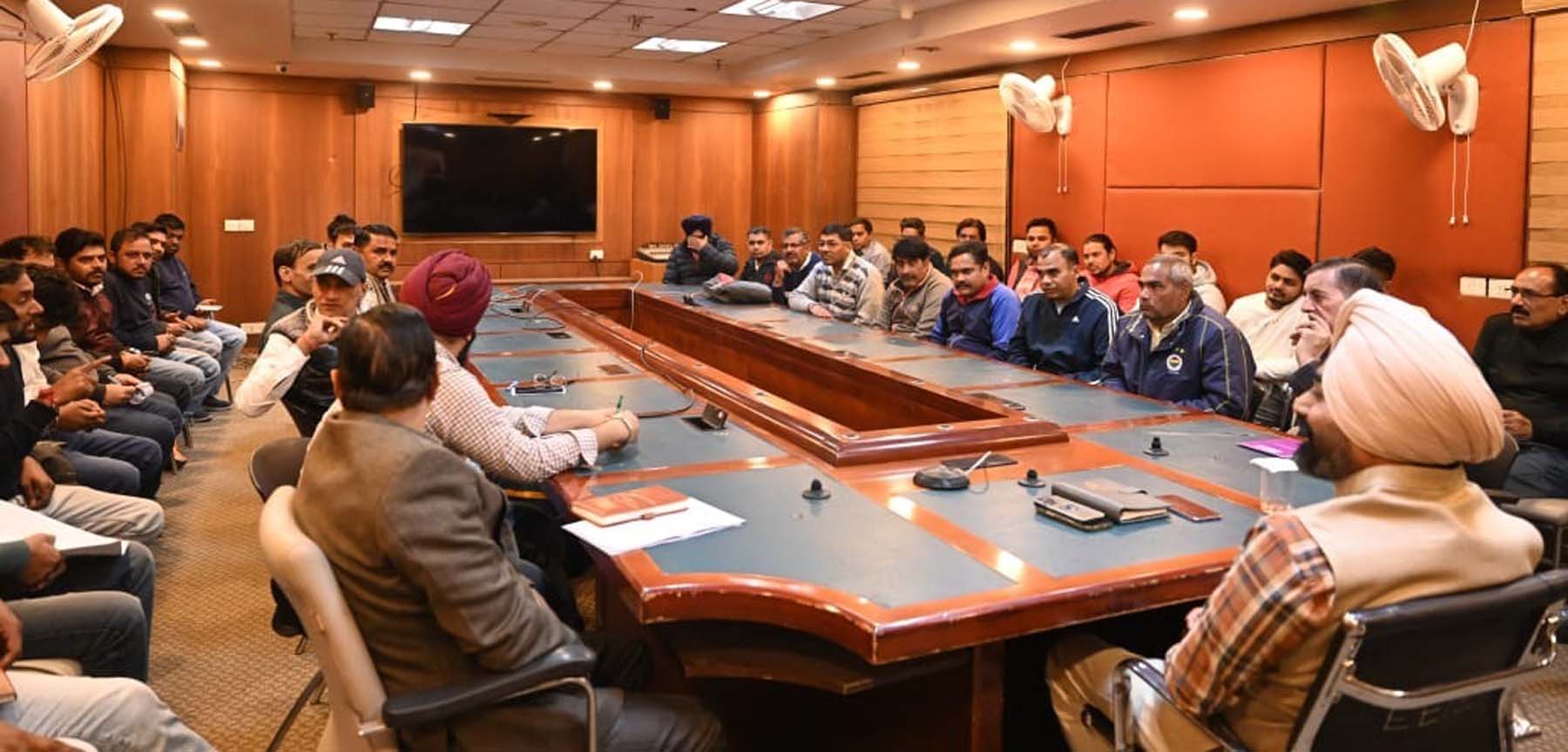 फोटो नंबर-07: गुरुग्राम नगर निगम में सैनिटेशन सिक्योरिटी फोर्स के सदस्यों के साथ बैठक करते अतिरिक्त निगमायुक्त डा. बलप्रीत सिंह। फोटो नंबर-07: गुरुग्राम नगर निगम में सैनिटेशन सिक्योरिटी फोर्स के सदस्यों के साथ बैठक करते अतिरिक्त निगमायुक्त डा. बलप्रीत सिंह।
