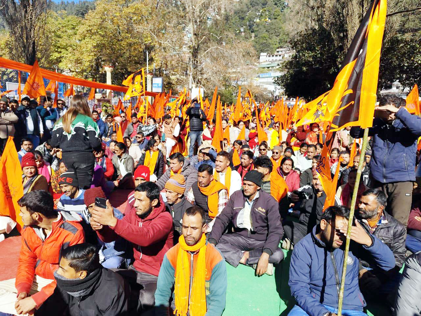 नैनीताल में भारत रक्षा मंच के बैनर तले एकत्र हिंदूवादी संगठनों के लोग। नैनीताल में भारत रक्षा मंच के बैनर तले एकत्र हिंदूवादी संगठनों के लोग।