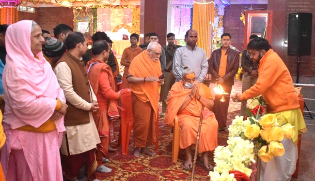 आरती लेते आरती लेते