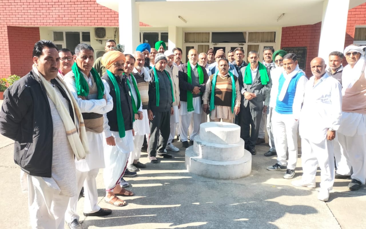 भाकियू की बैठक में किसान भाकियू की बैठक में किसान
