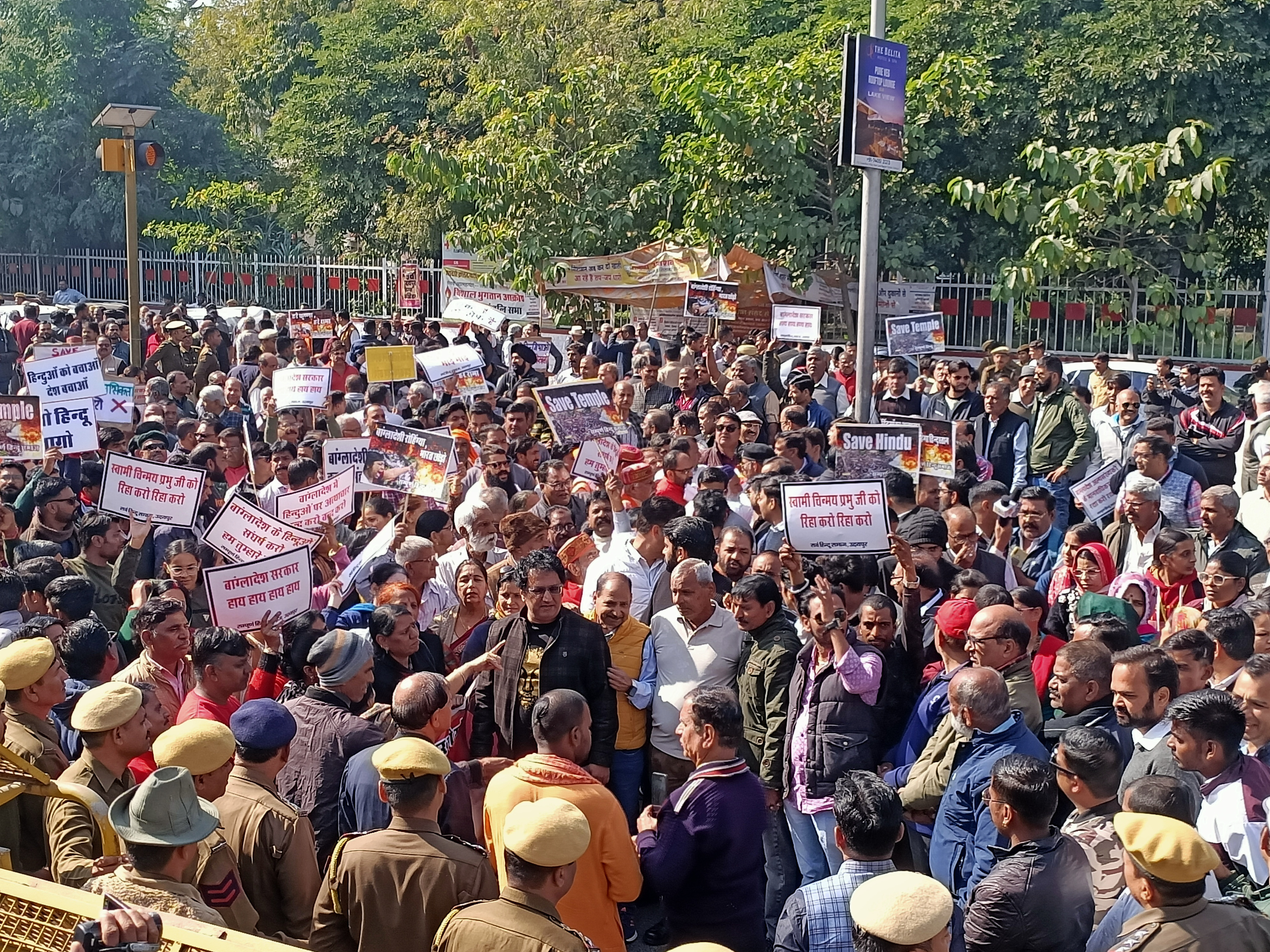 उदयपुर में सर्व हिंदू समाज ने किया विरोध प्रदर्शन, राष्ट्रपति को सौंपा ज्ञापन उदयपुर में सर्व हिंदू समाज ने किया विरोध प्रदर्शन, राष्ट्रपति को सौंपा ज्ञापन