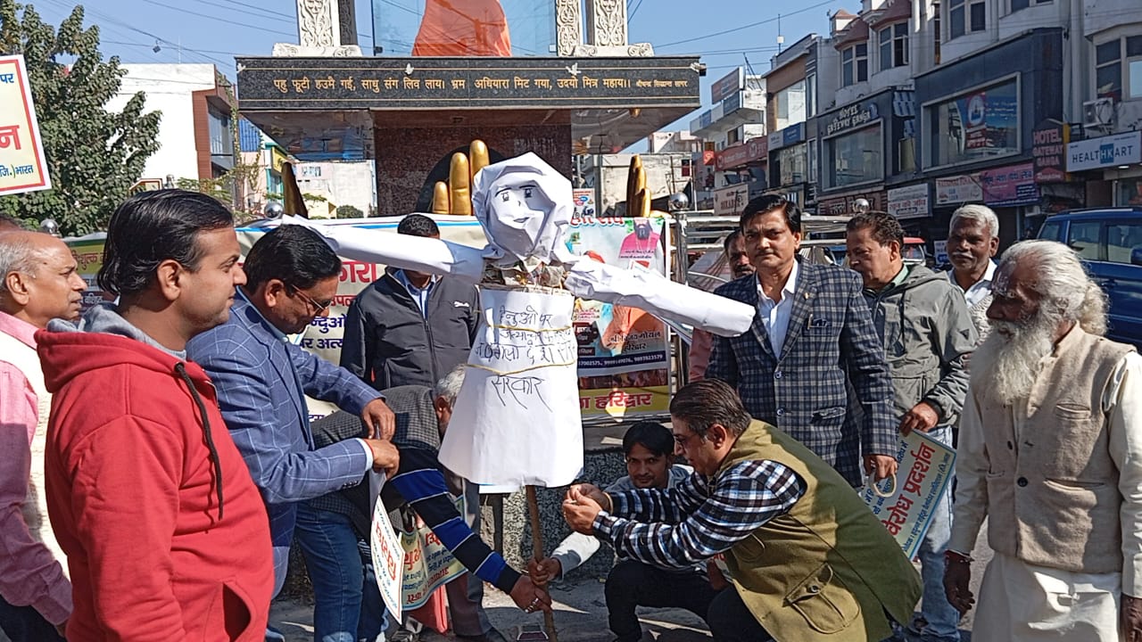 मानवाधिकार संगठन बांग्लादेश का पुतला फूंकते हुए मानवाधिकार संगठन बांग्लादेश का पुतला फूंकते हुए